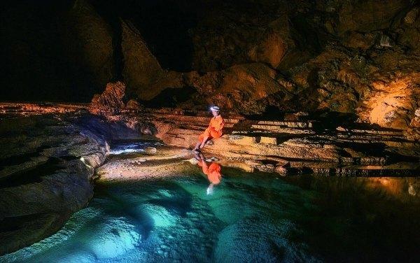 河南商丘一男子在公共商铺门店小便,被当地农业农村局警告