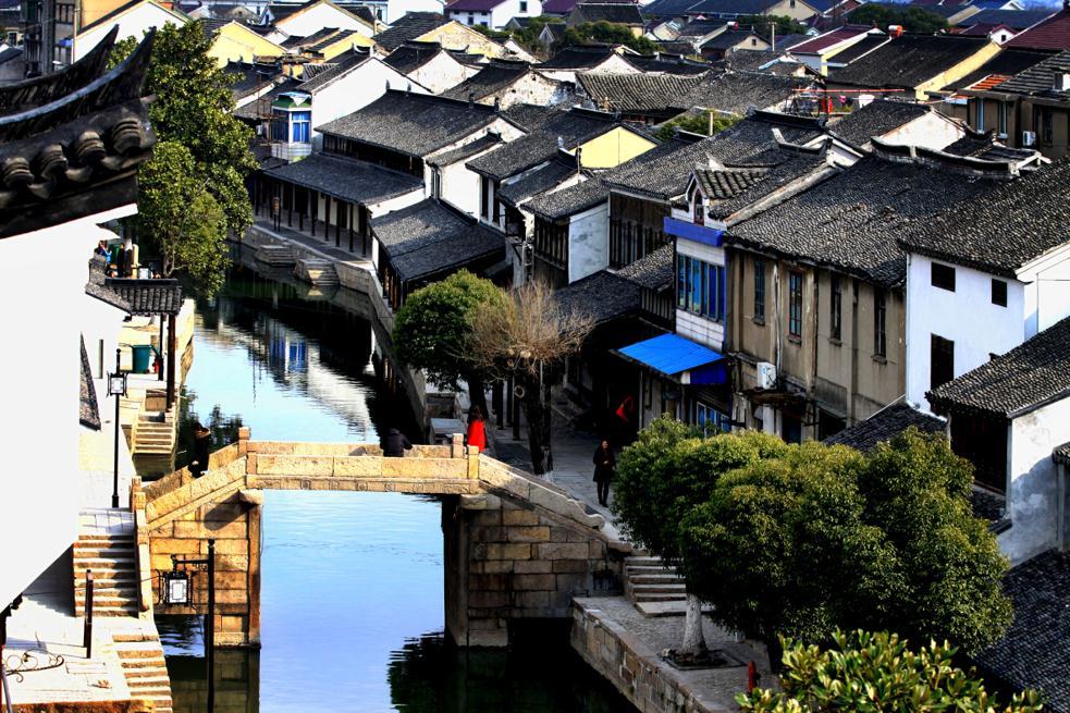 逃出昏暗的地下室